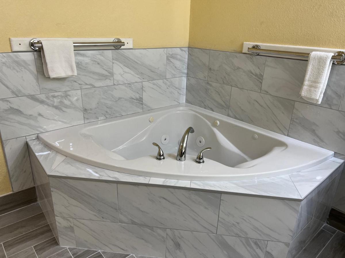 Days Inn By Wyndham Suites Fredericksburg Esterno foto