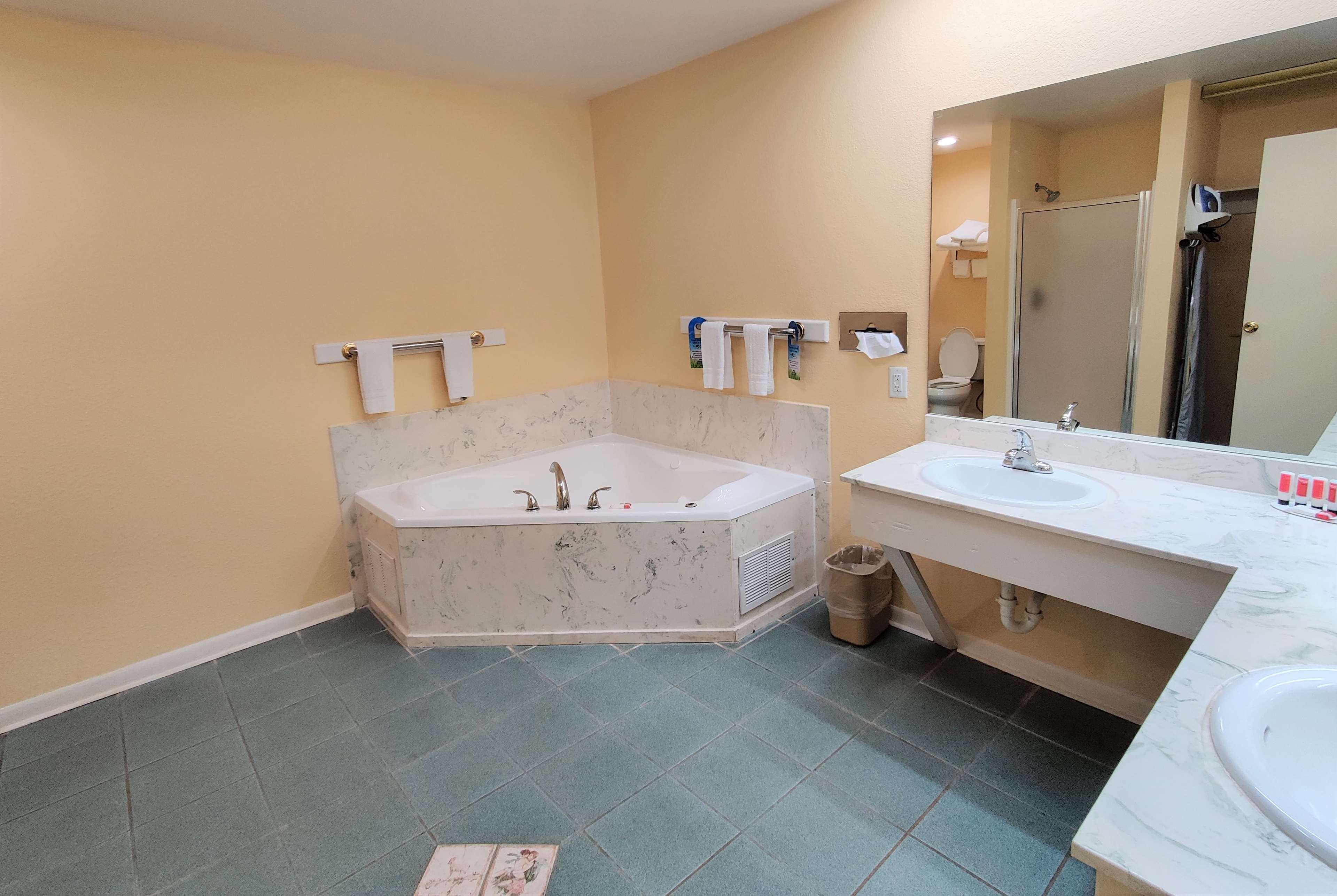 Days Inn By Wyndham Suites Fredericksburg Esterno foto