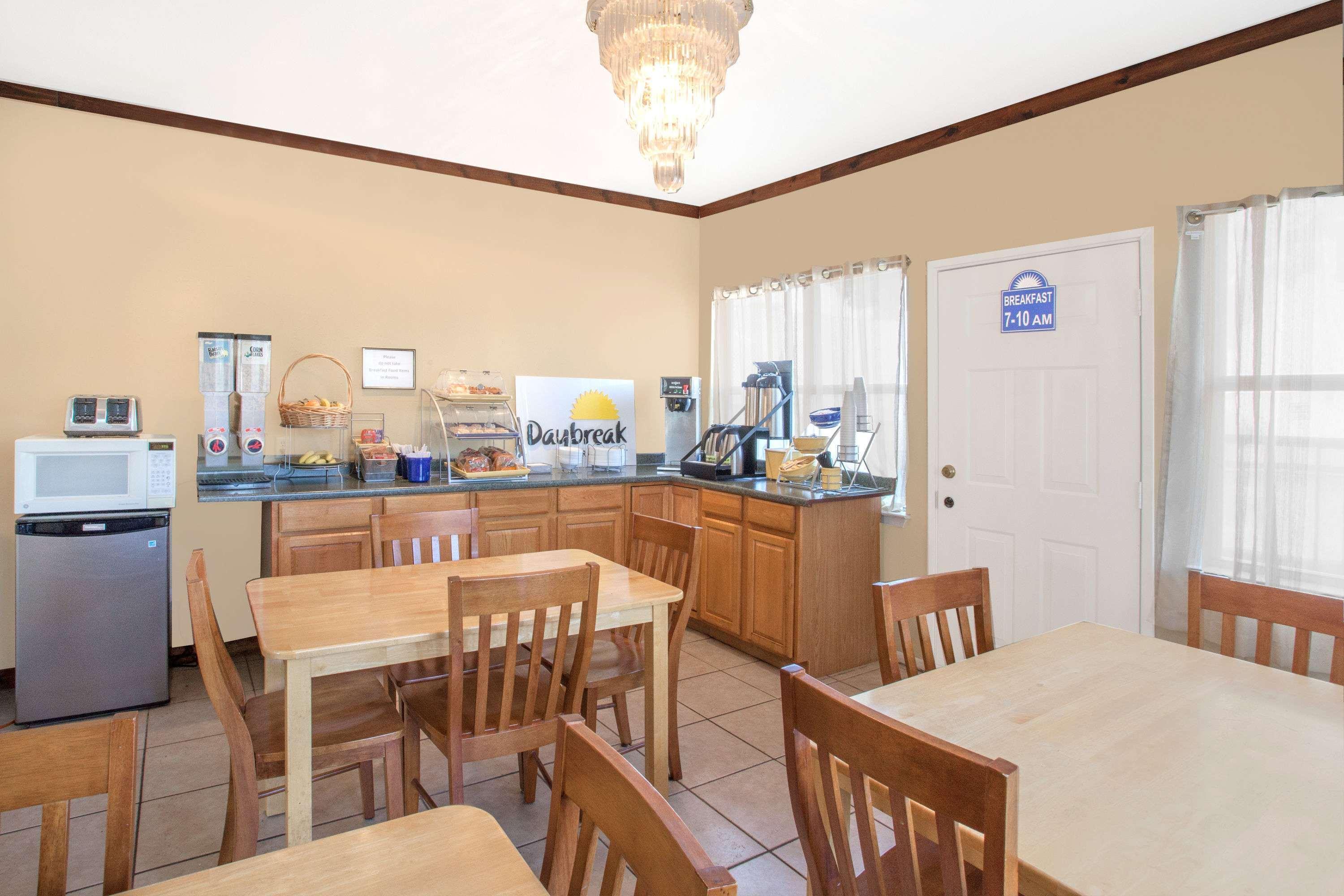 Days Inn By Wyndham Suites Fredericksburg Esterno foto