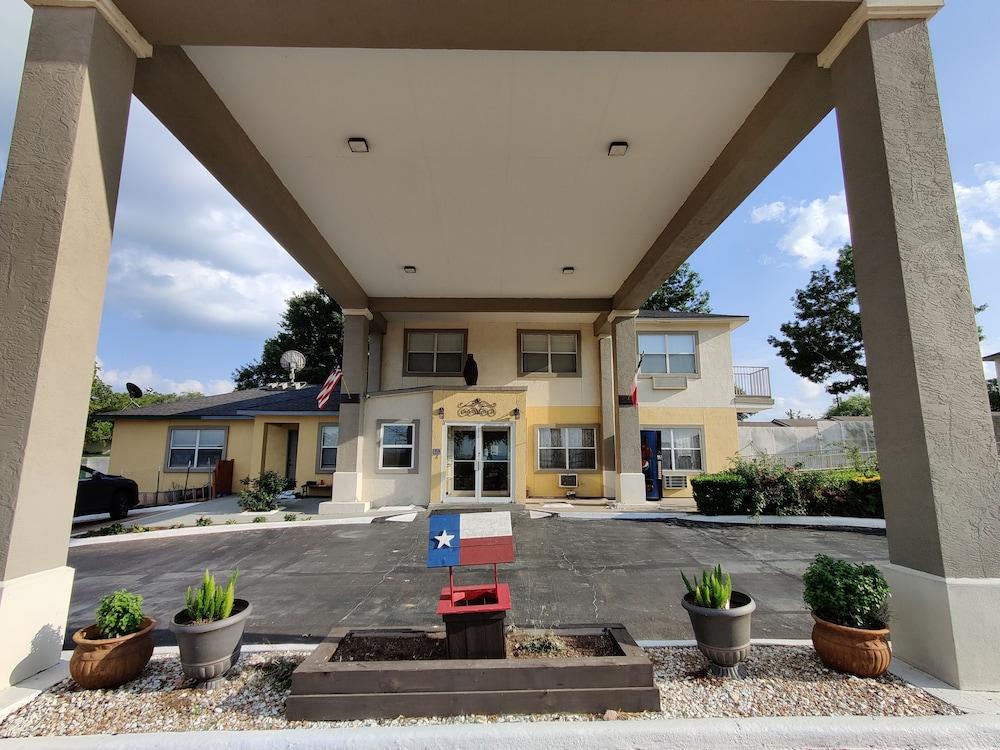 Days Inn By Wyndham Suites Fredericksburg Esterno foto