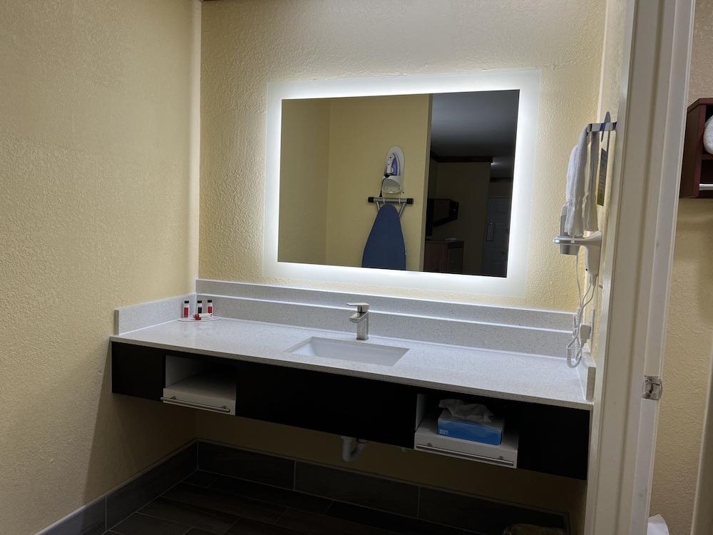Days Inn By Wyndham Suites Fredericksburg Esterno foto